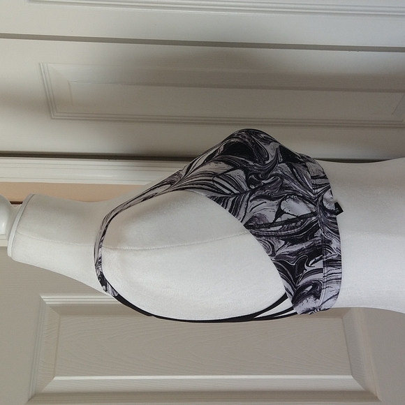 Victoria SPORT Bras - Picture 6 of 8